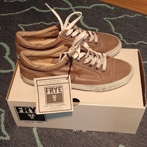 NWB Frye Kira Low Top Distressed Taupe Leather Sneakers, Size 8M, Style# 71150